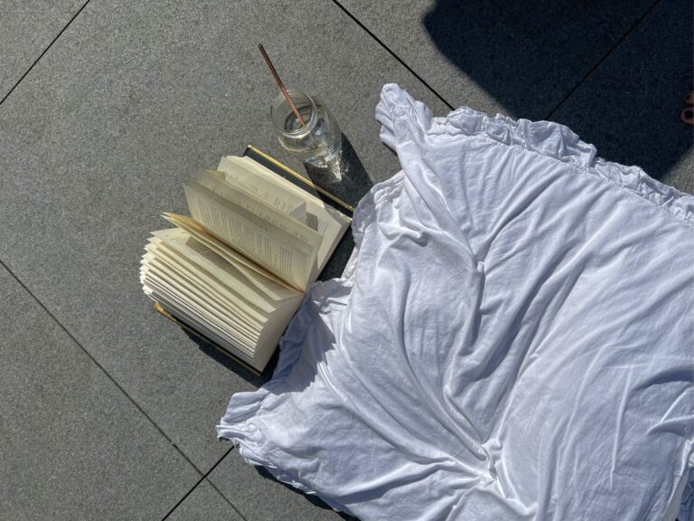 Editorial guide teaching how to reprogram subconscious beliefs through repetition and emotion.